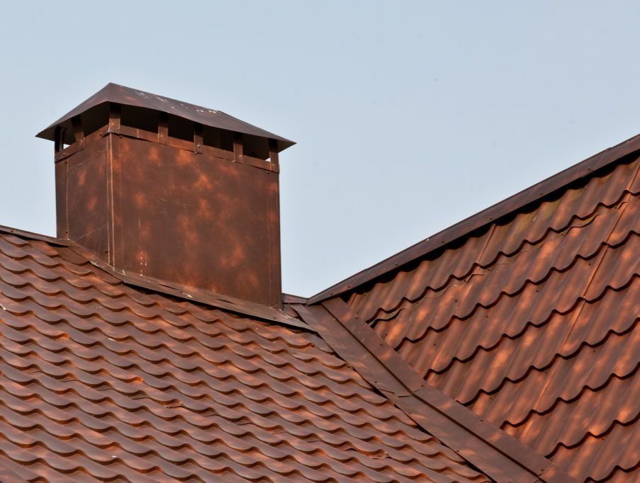 Обшивка трубы на крыше металлом:  трубы на крыше профнастилом .