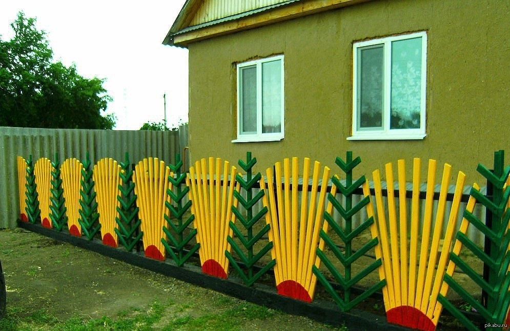 Как украсить забор на даче своими руками фото деревянный