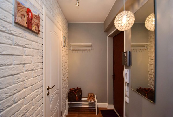 кирпичная стена в дизайне коридора в квартире 
