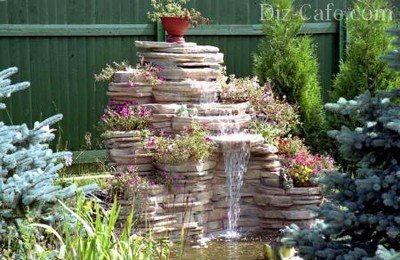 Декоративный водопад в уголке сада Декоративный водопад в уголке сада
