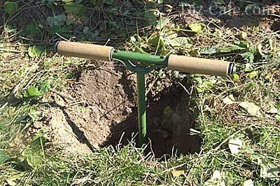 Рытье отверстий для опорных столбов Рытье отверстий для опорных столбов