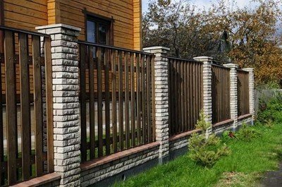 Комбинированный забор с кирпичными столбами Комбинированный забор с кирпичными столбами