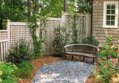 Декоративная решетка на заднем дворике Декоративная решетка на заднем дворике