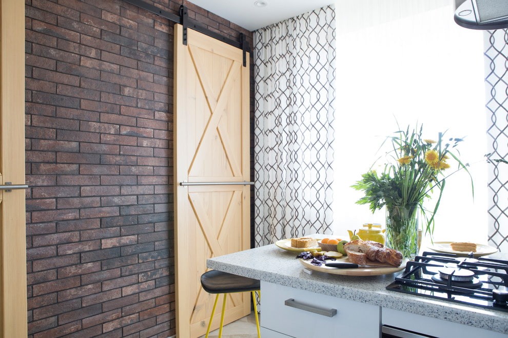 Деревянная дверь в кухне квартиры