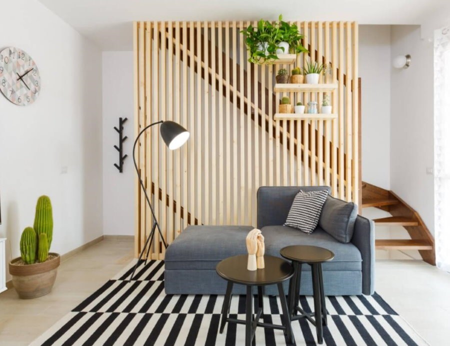 Декоративная перегородка из дерева в гостиной с лестницей