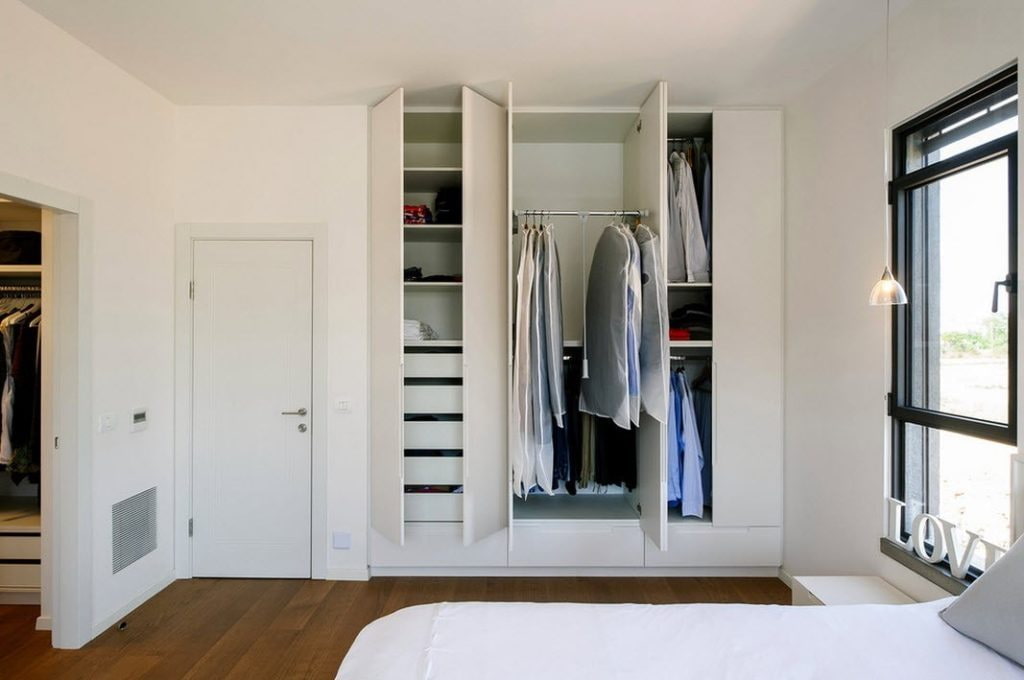 Встроенный гардеробный шкаф в спальне супругов