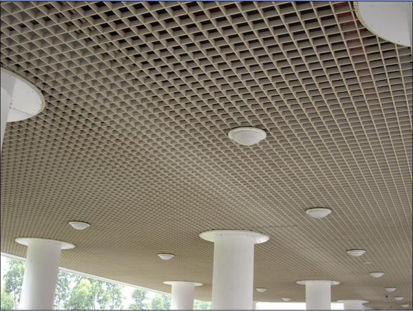 Решетчатые модели плитки потолка Амстронг подойдут для скрывания подвесной системы и коммуникаций, расположенных под ней