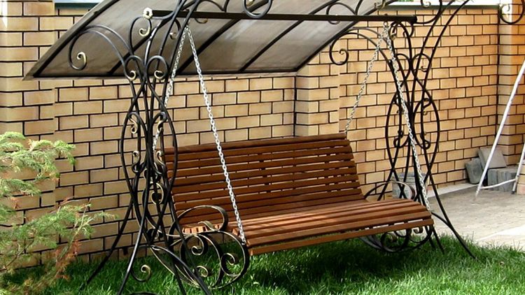 Фото кованых качелей