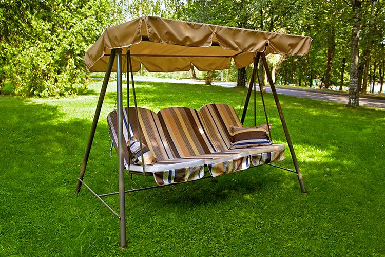 Качели из трубы и арматуры с жестким подвесом дивана