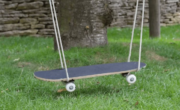 Качели можно сделать даже из каната и обычного скейтборда