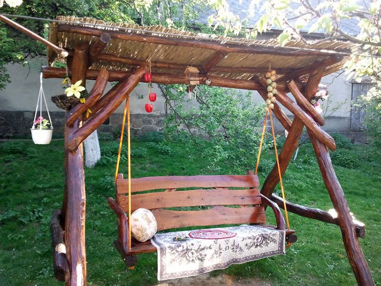 Садовые качели из некондиционных бревен