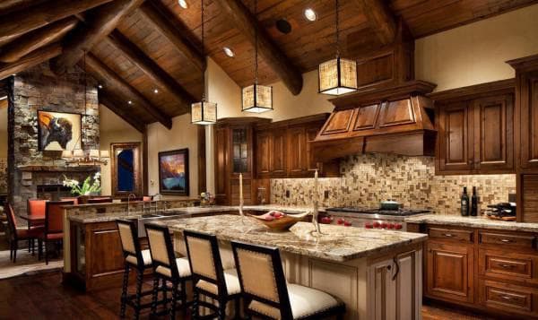 Дизайн кухни с деревянными балками на потолке