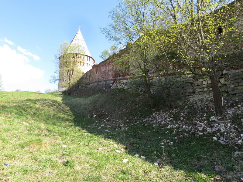 Фрагмент стены, поднимающейся от реки к башне Веселуха (7)