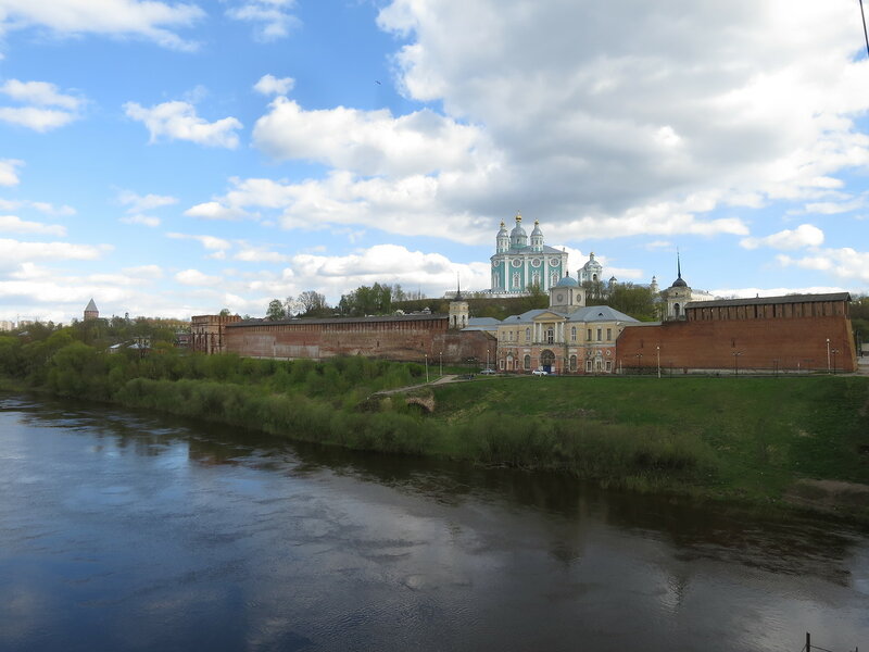 Днепровский ворота (1) и Волкова башня (2)