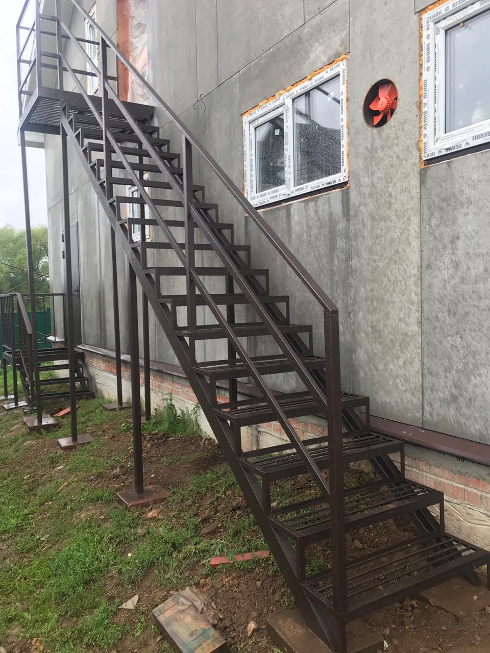 Лестницы из металла для крыльца: ступеньки из металла для дачного дома .