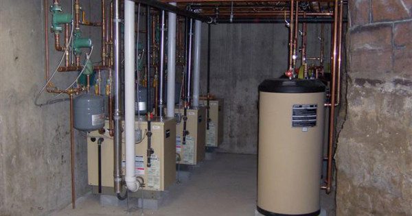 Газовая котельная может быть установлена в подвале или цокольном этаже жилого частного дома.