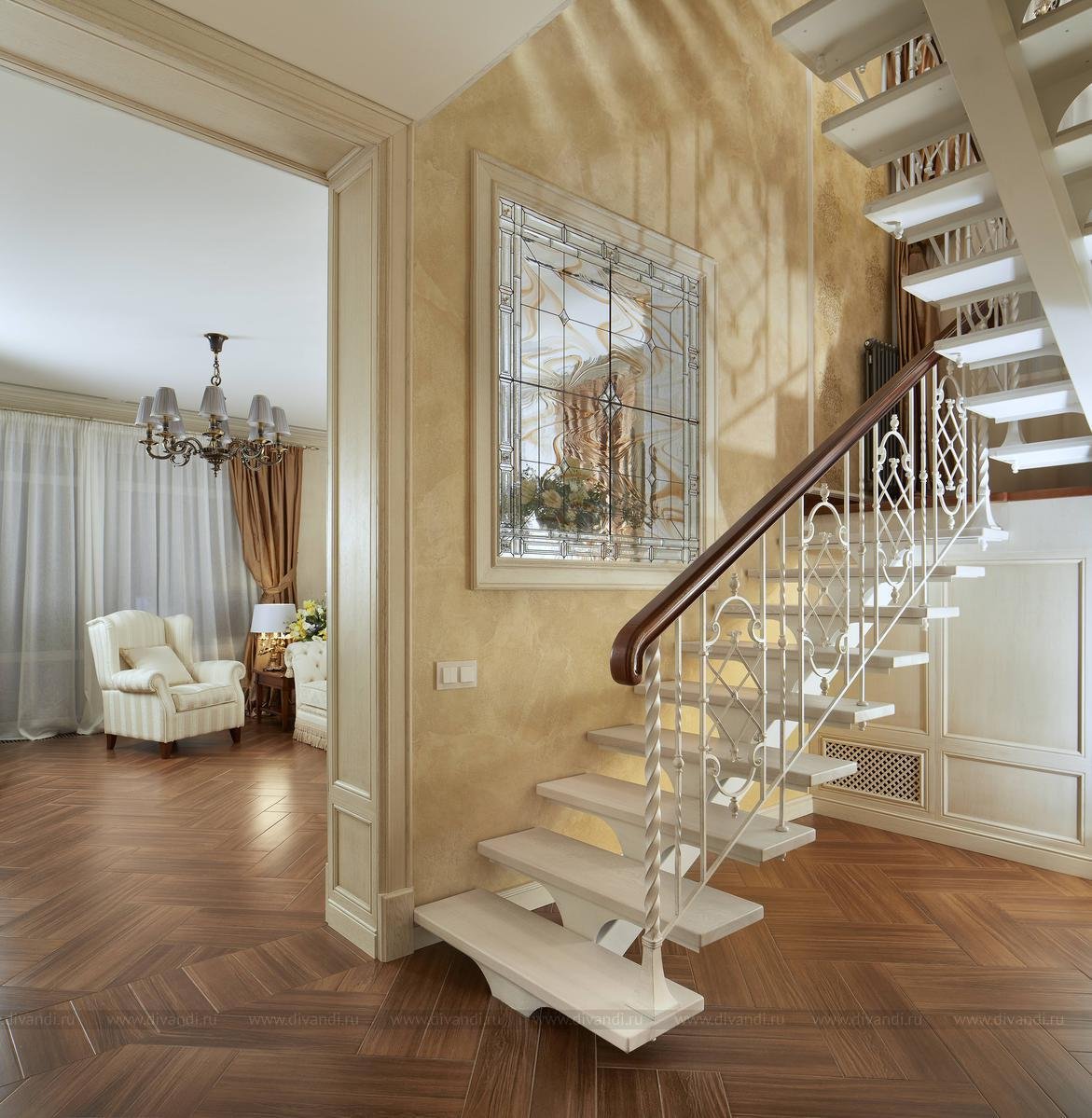 Интерьер двухэтажного дома с лестницей: Интерьер гостиной с лестницей .