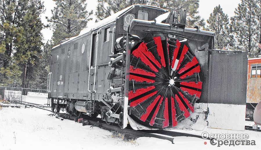 Старинный железнодорожный роторный снегоочиститель с приводом от парового двигателя