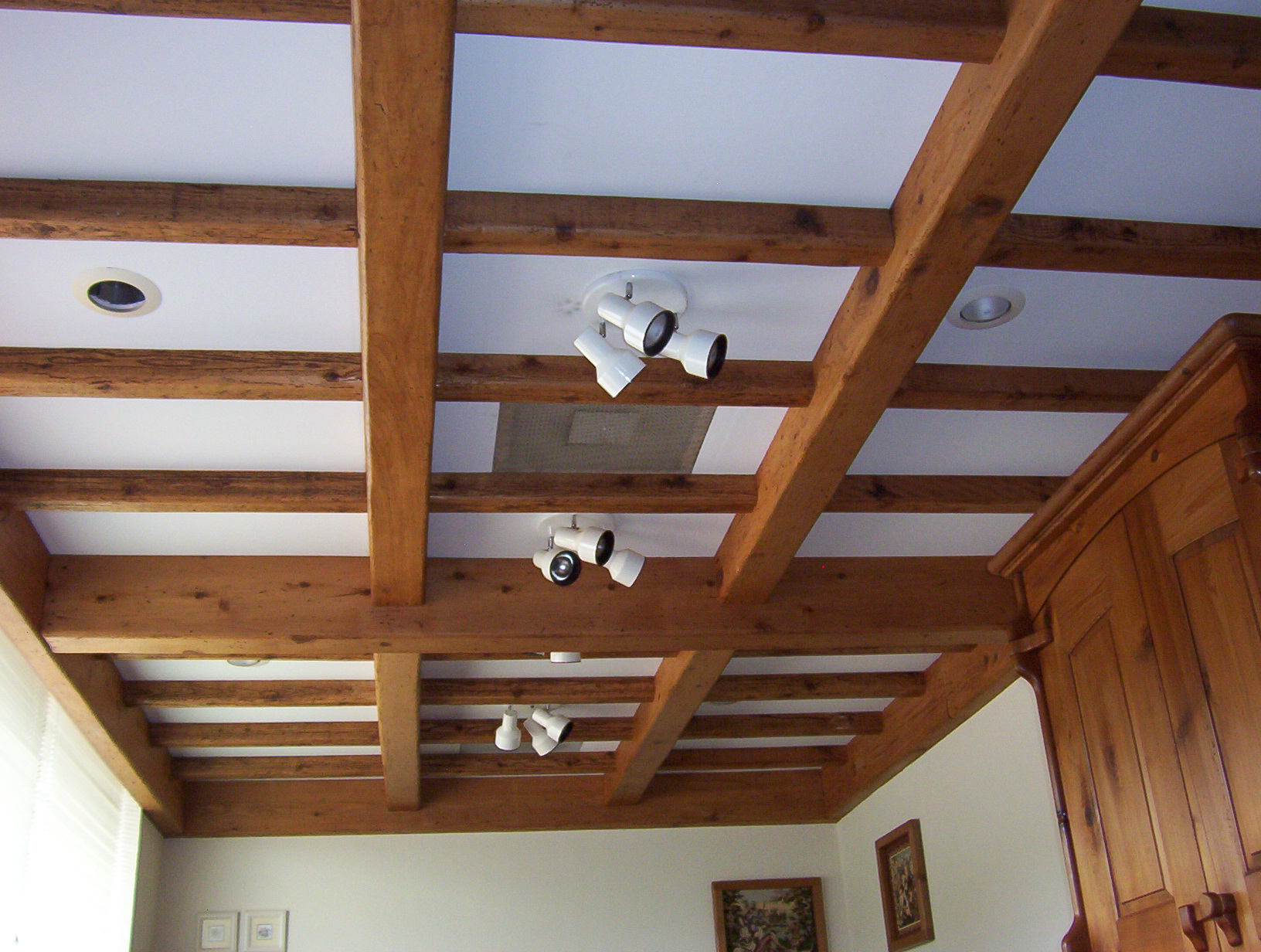 Коричневые балки на белом потолке с подсветкой