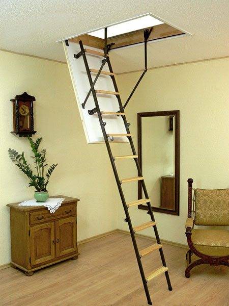 Для чердачной лестницы компактность важнее удобства.