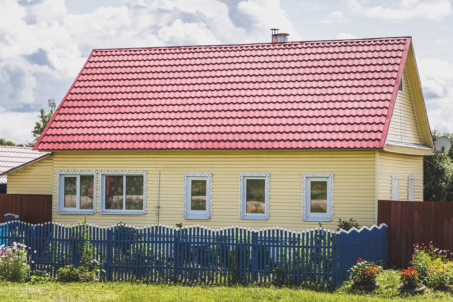 Бирюзовая крыша и цвет фасада фото