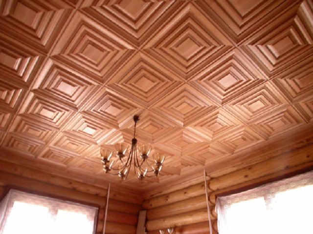 Деревянные декоративные панели придают потолку исключительно "богатый" вид