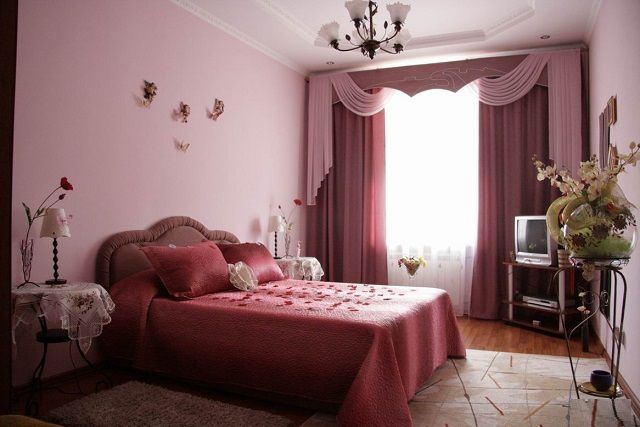 Красный цвет допустим или в очень разбеленном, спокойном тоне, или в виде небольших ярких фрагментарных вкраплений