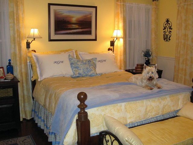 Мягкие теплые тона способны вызвать у человека ощущение особой домашней защищенности, что очень важно для здорового сна