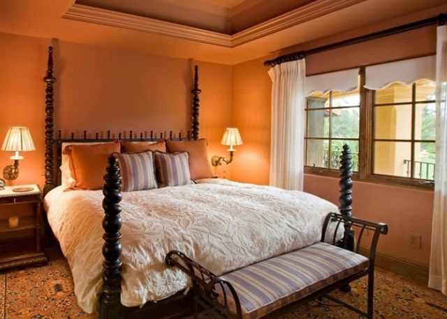 Цветовым решениям при отделке спальной всегда уделяется особое внимание