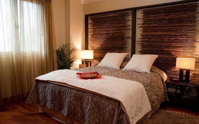 Для этнического стиля оформления лучше всего использовать обои из натуральных материалов или их достоверную имитацию