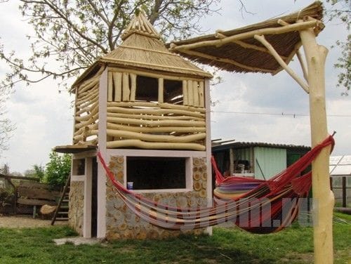 Детский домик из спилов дерева