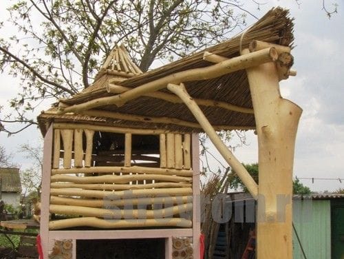 Детский домик из спилов дерева