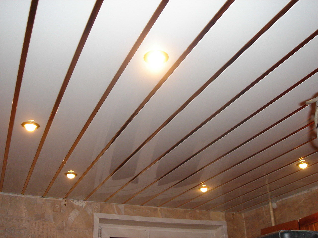 Отделка потолка мдф панелями на деревянные потолки: обшивка и отделка в .